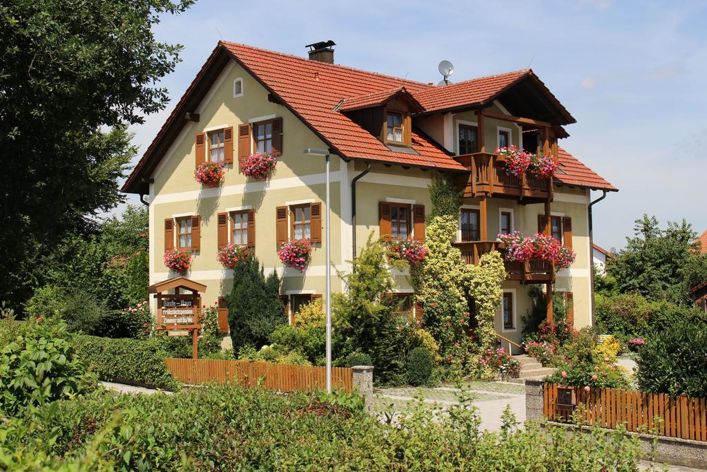 Gaeste-Haus Roesch Wiesent Eksteriør billede
