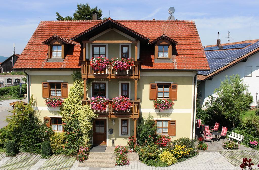 Gaeste-Haus Roesch Wiesent Eksteriør billede